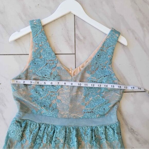 Francesa’s Turquoise lace dresss - Picture 4 of 5